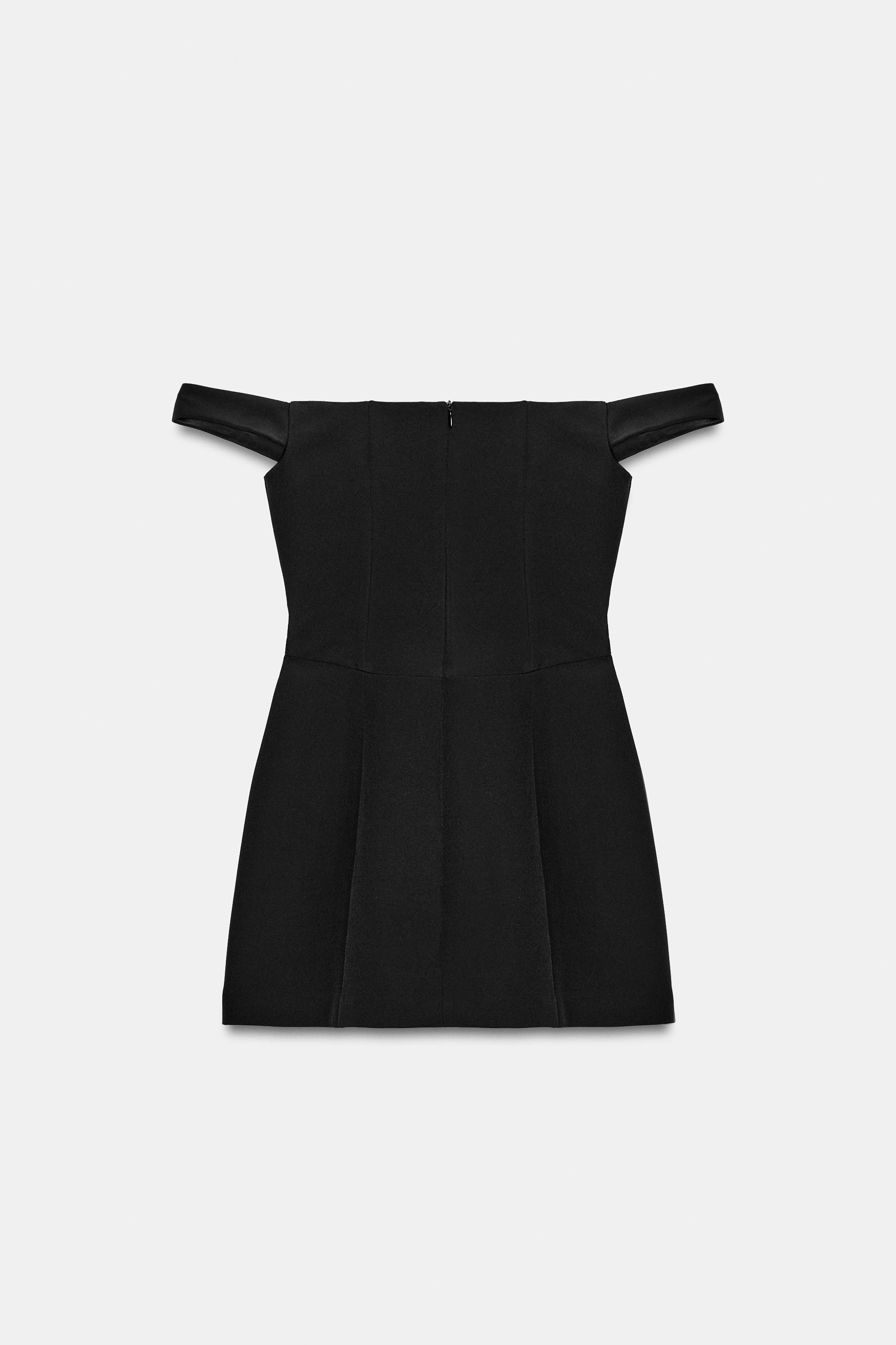 ROBE COURTE À VOLUME